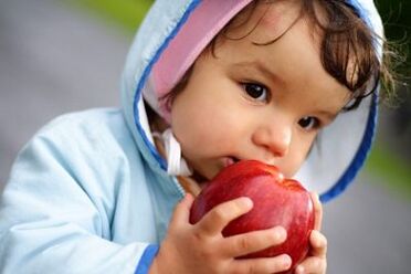 mangiare frutta non lavata come causa di infezione da parassiti
