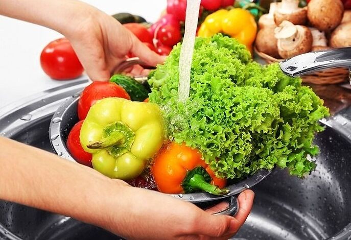 lavare verdure ed erbe aromatiche per prevenire l'infezione da parassiti