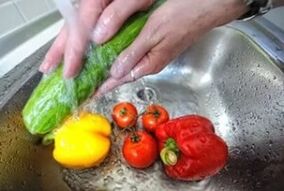 lavare le verdure per prevenire l'infestazione da parassiti